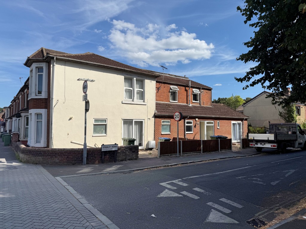 Lot: 190 - FREEHOLD BUILDING COMPRISING THREE FLATS FOR INVESTMENT - Side on view of the exterior